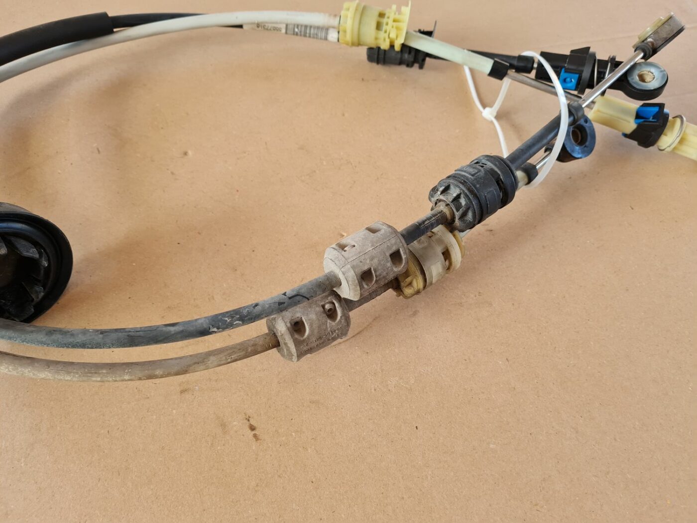 Pārnesumu pārslēgšanas mehānisma troses priekš OPEL ASTRA J 2013 4 Pārnesumu pārslēgšanas mehānisma troses priekš OPEL ASTRA J 2013