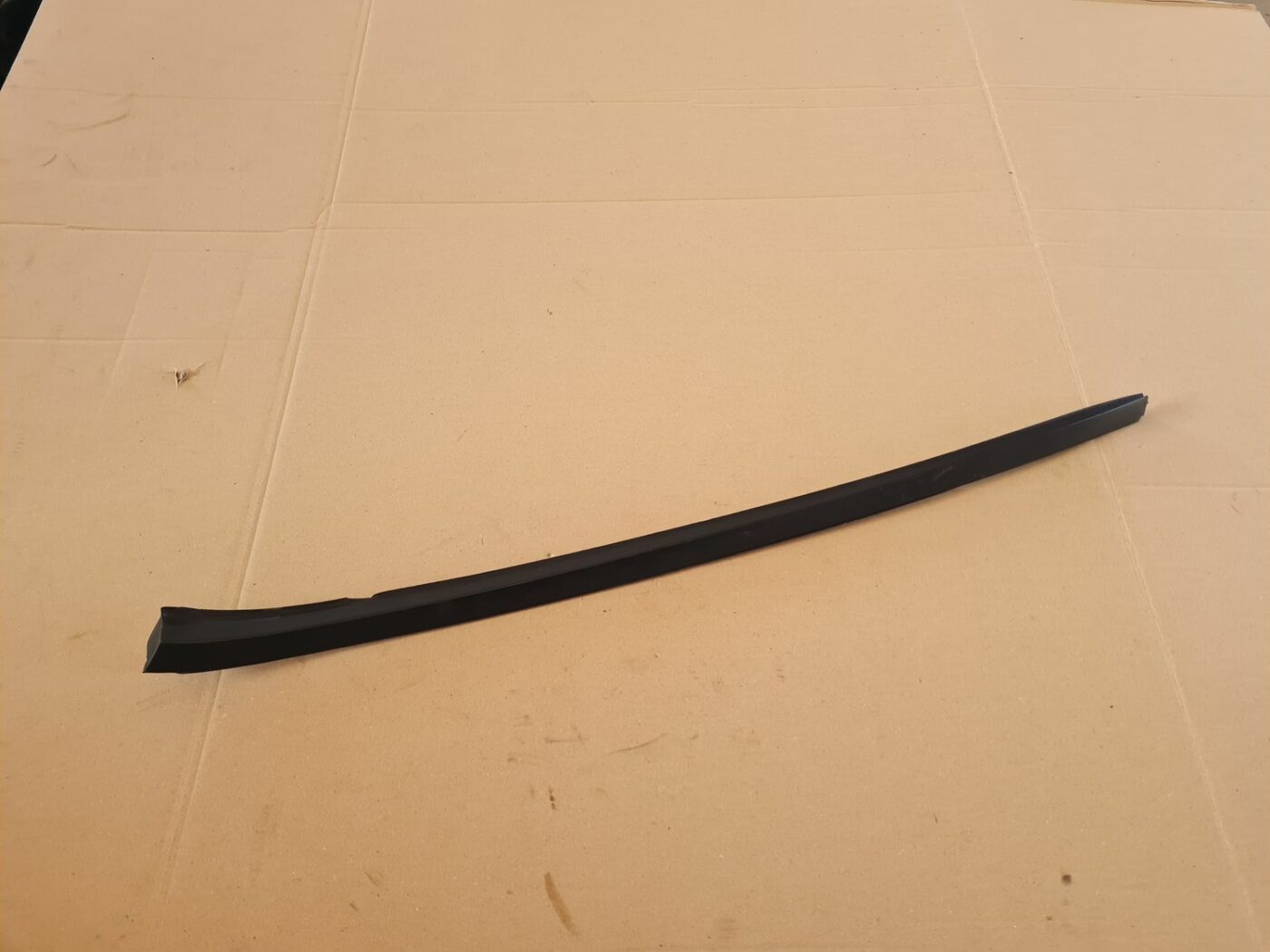 Vējstikla moldings priekš OPEL ASTRA J 2013 1 Vējstikla moldings priekš OPEL ASTRA J 2013