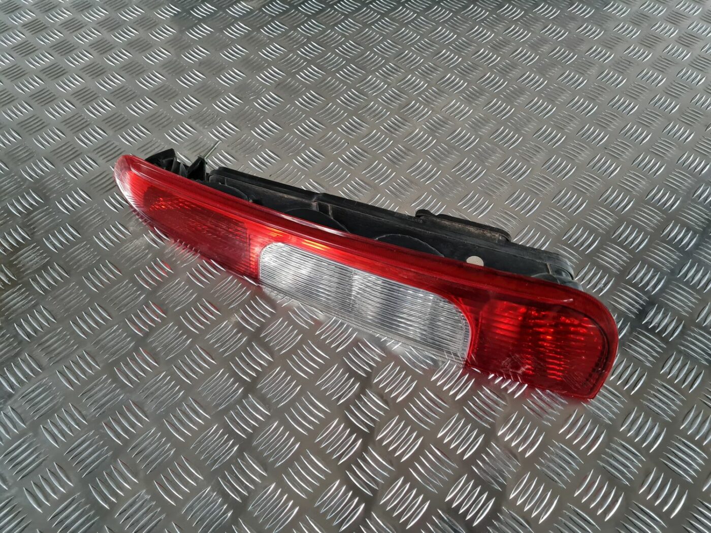 Aizmugurējais labais lukturis priekš FORD FOCUS C-MAX 2004 1 Aizmugurējais labais lukturis priekš FORD FOCUS C-MAX 2004