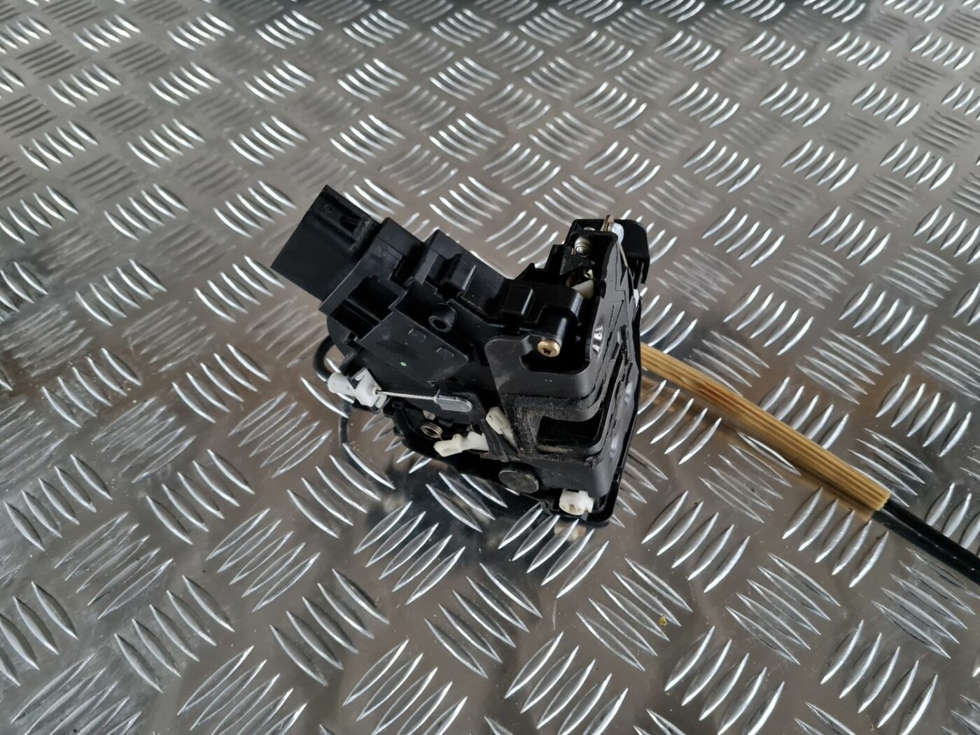 Aizmugurējo kreiso durvju slēdzene priekš FORD FOCUS C-MAX 2004