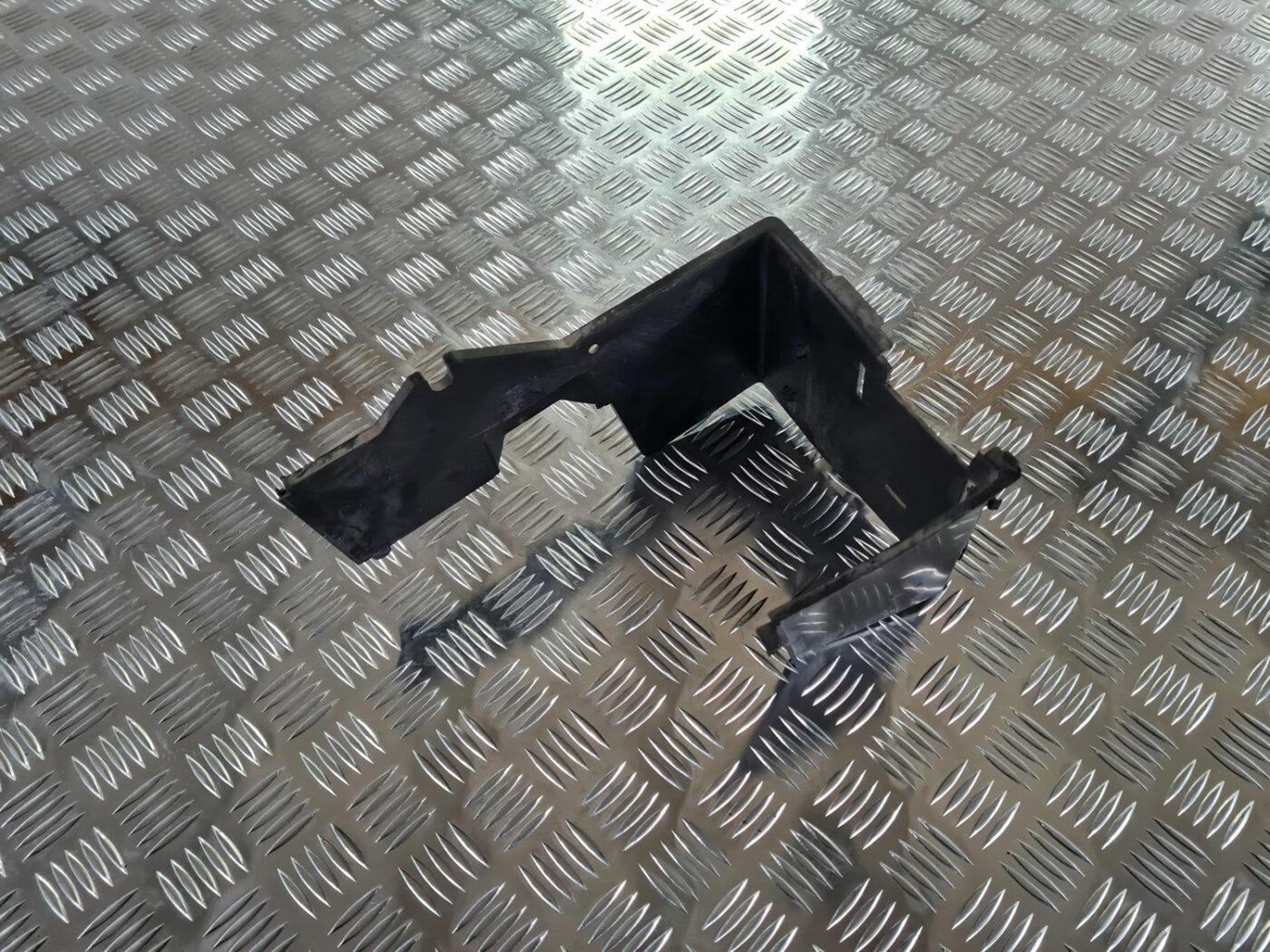 Akumulatora stiprināšanas korpuss priekš FORD FOCUS C-MAX 2004 1 Akumulatora stiprināšanas korpuss priekš FORD FOCUS C-MAX 2004