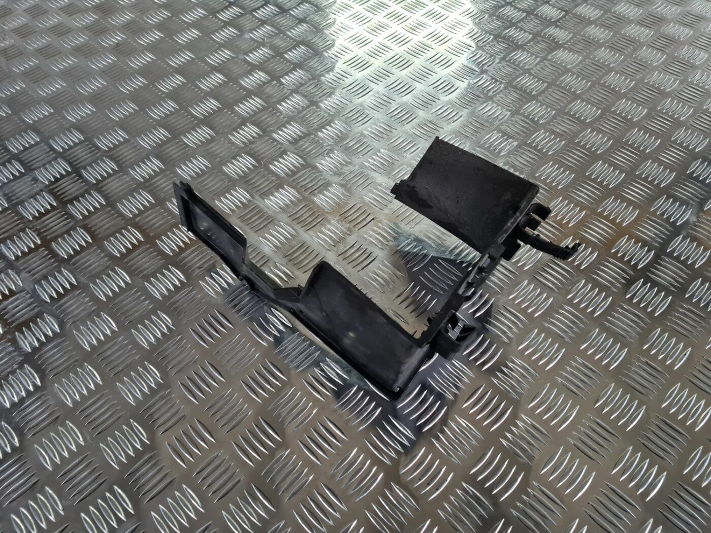 Akumulatora stiprināšanas korpuss priekš FORD FOCUS C-MAX 2004 2 Akumulatora stiprināšanas korpuss priekš FORD FOCUS C-MAX 2004