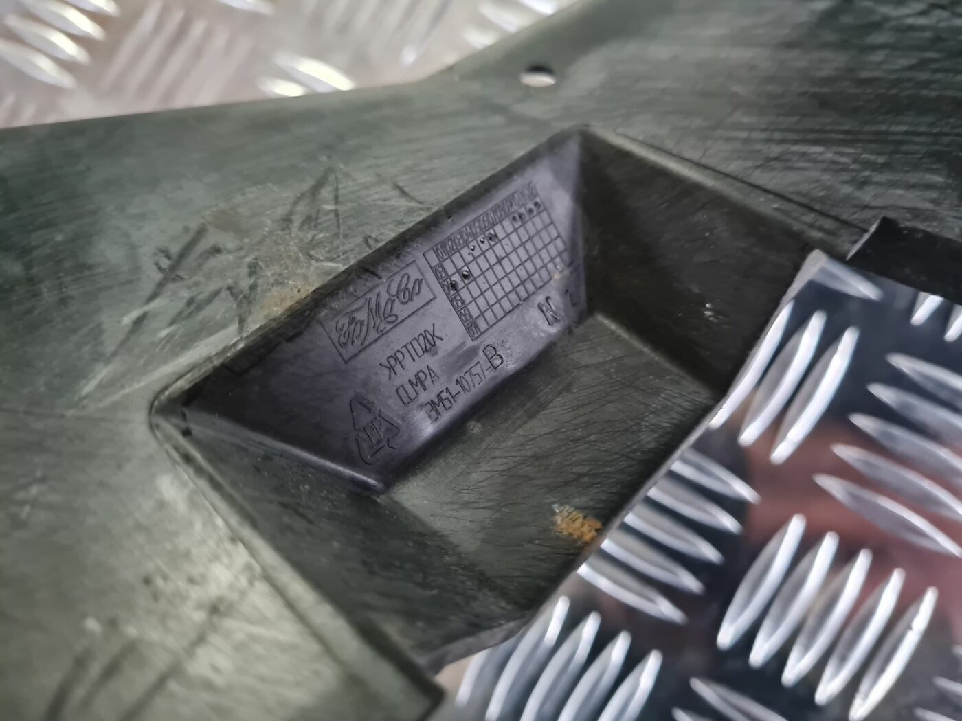 Akumulatora stiprināšanas korpuss priekš FORD FOCUS C-MAX 2004 3 Akumulatora stiprināšanas korpuss priekš FORD FOCUS C-MAX 2004