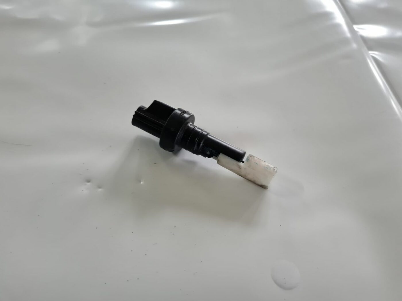 Vējstikla mazgātāja līmeņa sensors priekš FORD FOCUS C-MAX 2004 1 Vējstikla mazgātāja līmeņa sensors priekš FORD FOCUS C-MAX 2004