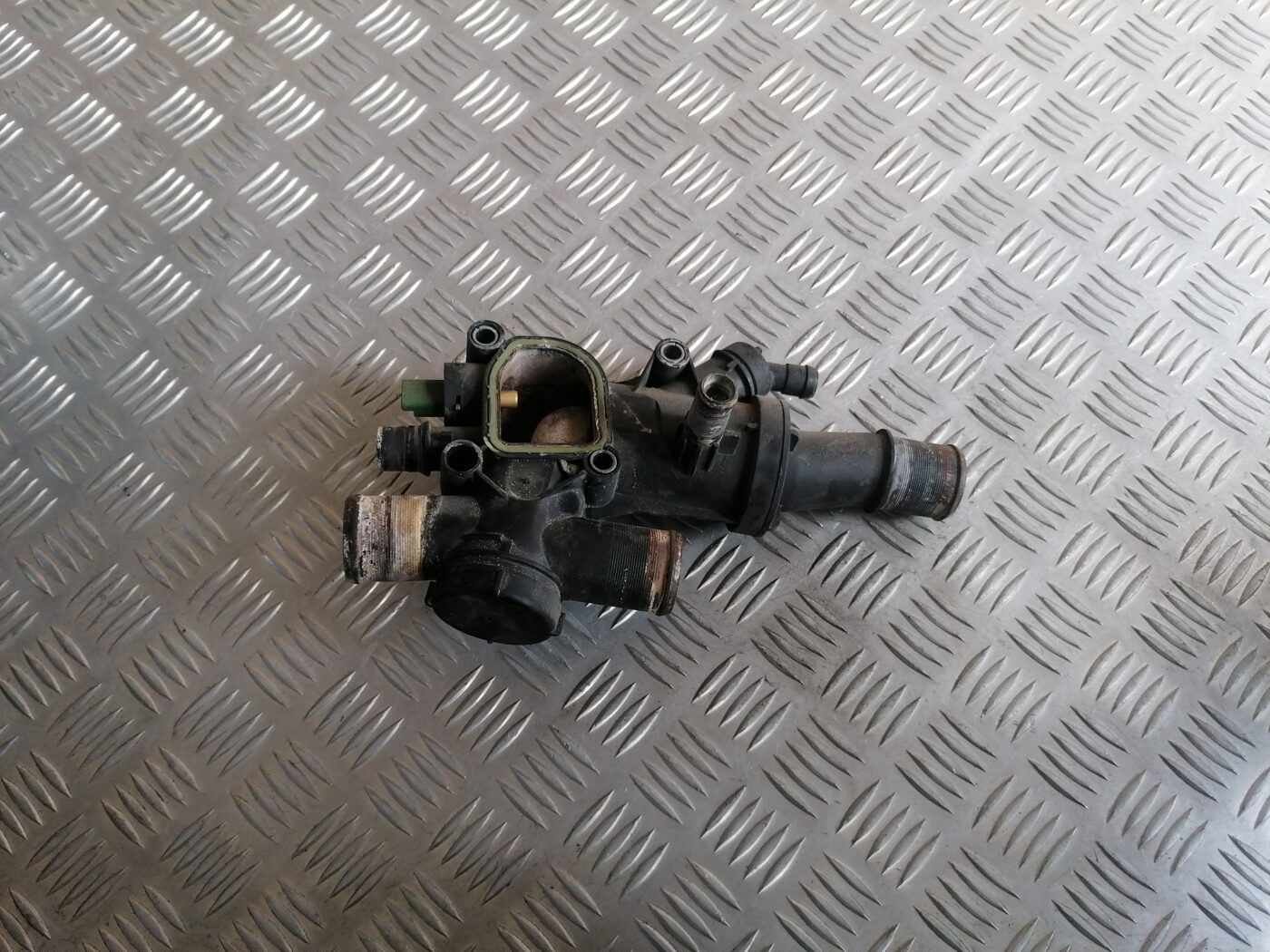 Termostata korpuss priekš VOLVO C30 2008 SILVER 1 Termostata korpuss priekš VOLVO C30 2008 SILVER