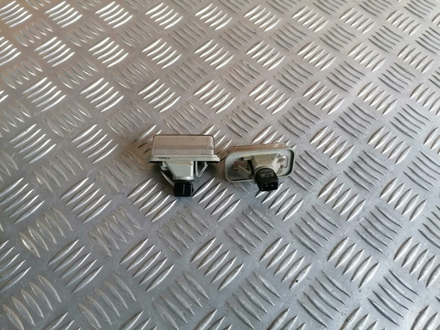 Numura zīmes apgaismojums priekš TOYOTA AVENSIS 2007