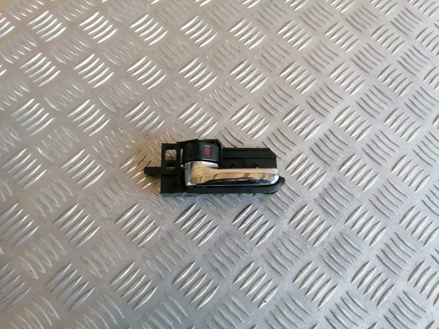 Salona durvju rokturis, aizmugures kreisais priekš TOYOTA AVENSIS 2007 1 Salona durvju rokturis, aizmugures kreisais priekš TOYOTA AVENSIS 2007