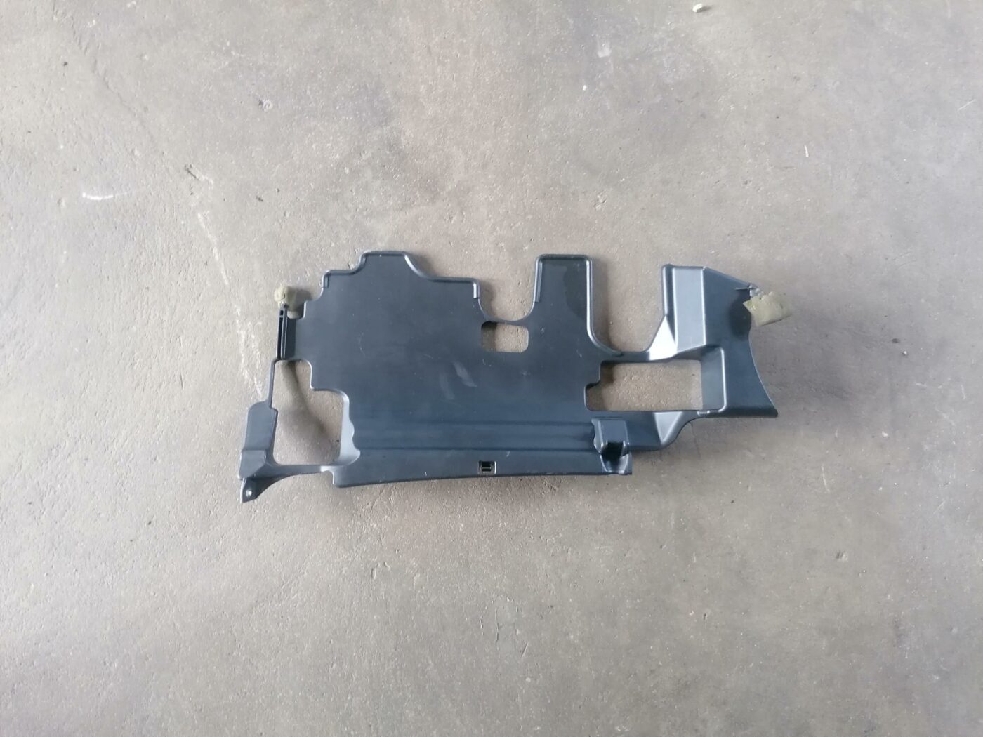 Mērinstrumentu paneļa apakšēja apdare priekš TOYOTA AVENSIS 2007 1 Mērinstrumentu paneļa apakšēja apdare priekš TOYOTA AVENSIS 2007