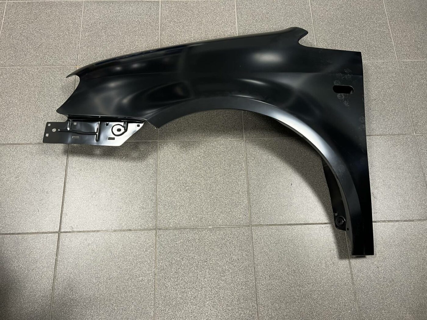 Priekšējais kreisais spārns priekš VW CADDY 2004-2010 1 Priekšējais kreisais spārns priekš VW CADDY 2004-2010