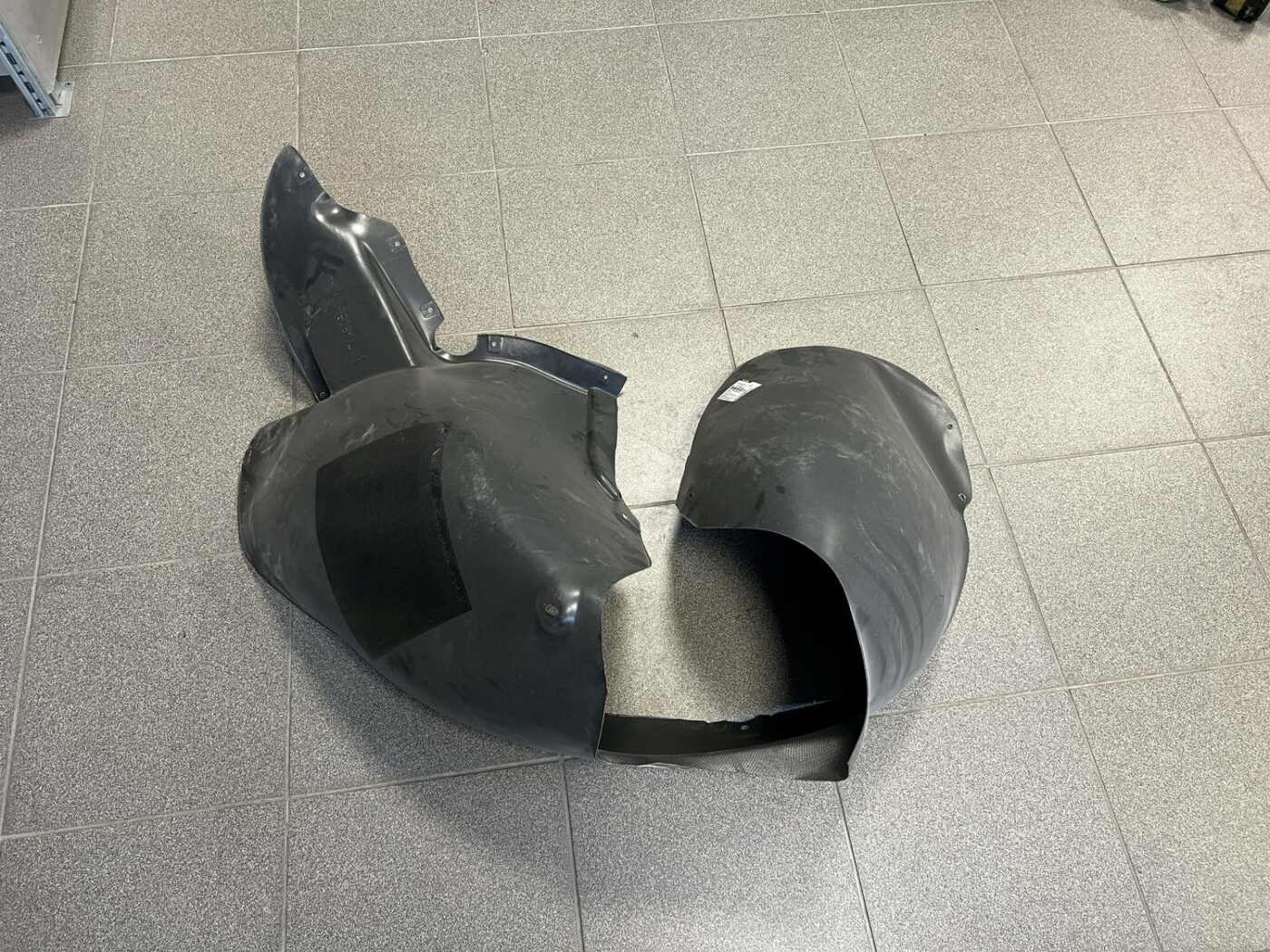 Priekšējais kreisais paspārns priekš VW TOURAN 2005 3 Priekšējais kreisais paspārns priekš VW TOURAN 2005