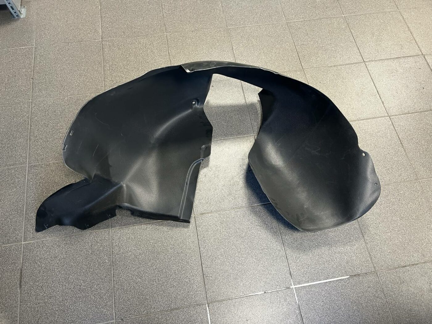 Priekšējais kreisais paspārns priekš VW TOURAN 2005 1 Priekšējais kreisais paspārns priekš VW TOURAN 2005