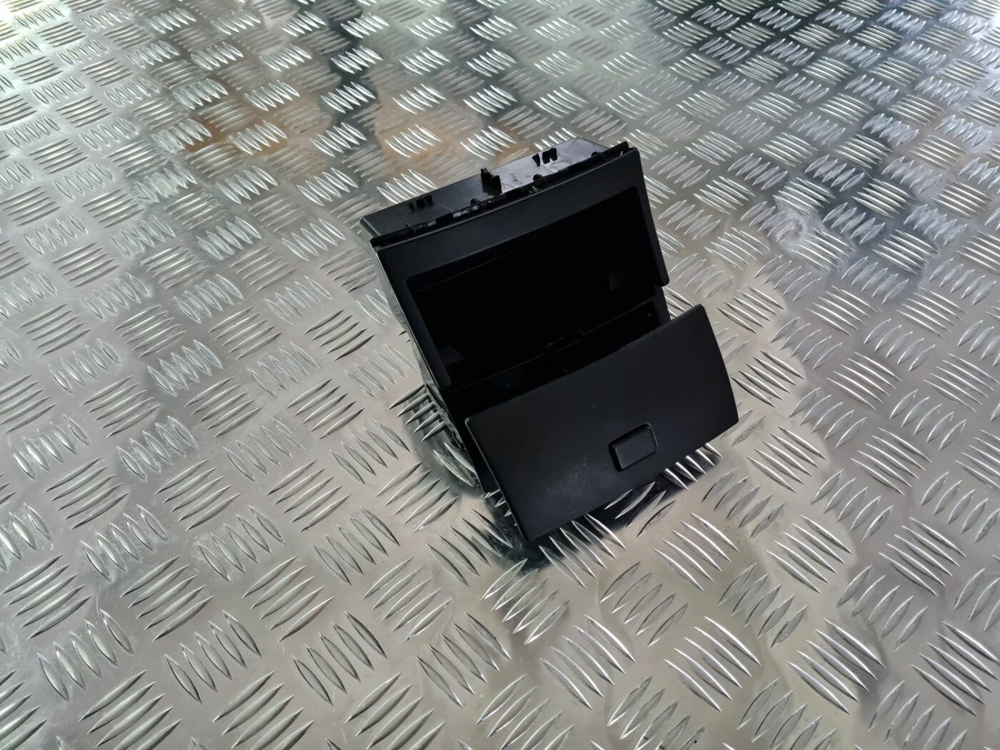 Centrālās konsoles nodalījums priekš MERCEDES BENZ ML320 2006 SILVER 1 Centrālās konsoles nodalījums priekš MERCEDES BENZ ML320 2006 SILVER