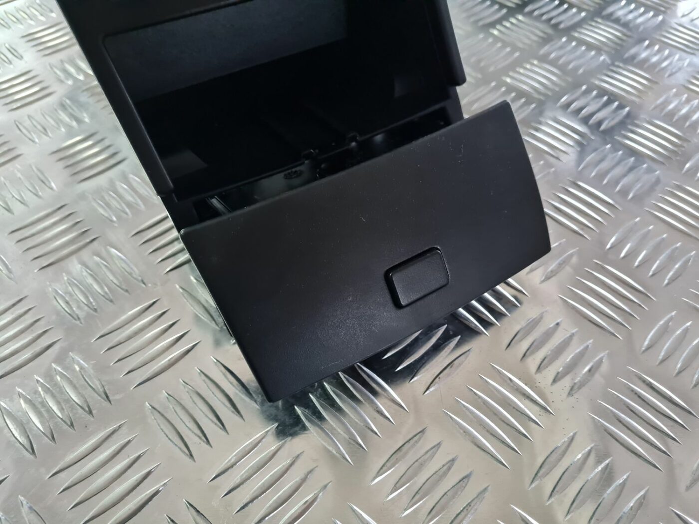 Centrālās konsoles nodalījums priekš MERCEDES BENZ ML320 2006 SILVER 2 Centrālās konsoles nodalījums priekš MERCEDES BENZ ML320 2006 SILVER