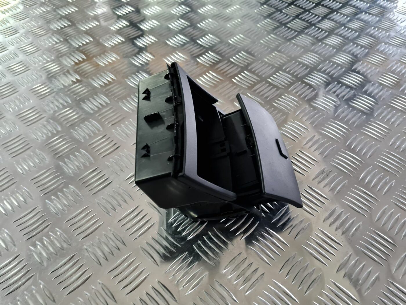 Centrālās konsoles nodalījums priekš MERCEDES BENZ ML320 2006 SILVER 6 Centrālās konsoles nodalījums priekš MERCEDES BENZ ML320 2006 SILVER