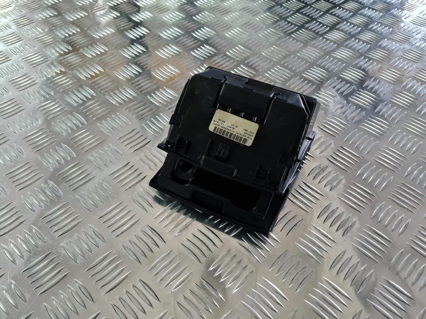 Centrālās konsoles nodalījums priekš MERCEDES BENZ ML320 2006 SILVER 5 Centrālās konsoles nodalījums priekš MERCEDES BENZ ML320 2006 SILVER