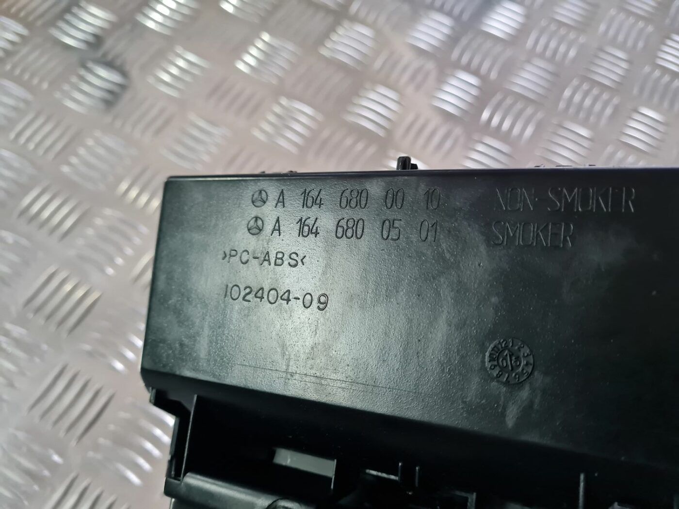 Centrālās konsoles nodalījums priekš MERCEDES BENZ ML320 2006 SILVER 3 Centrālās konsoles nodalījums priekš MERCEDES BENZ ML320 2006 SILVER