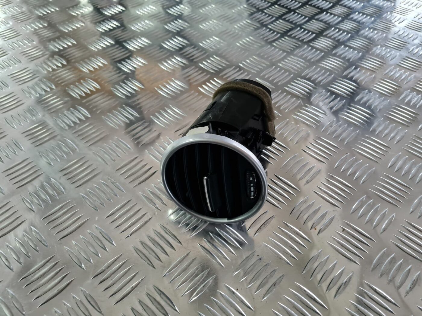 Mērinstrumentu paneļa gaisa vads, centrā priekš MERCEDES BENZ ML320 2006 SILVER 1 Mērinstrumentu paneļa gaisa vads, centrā priekš MERCEDES BENZ ML320 2006 SILVER