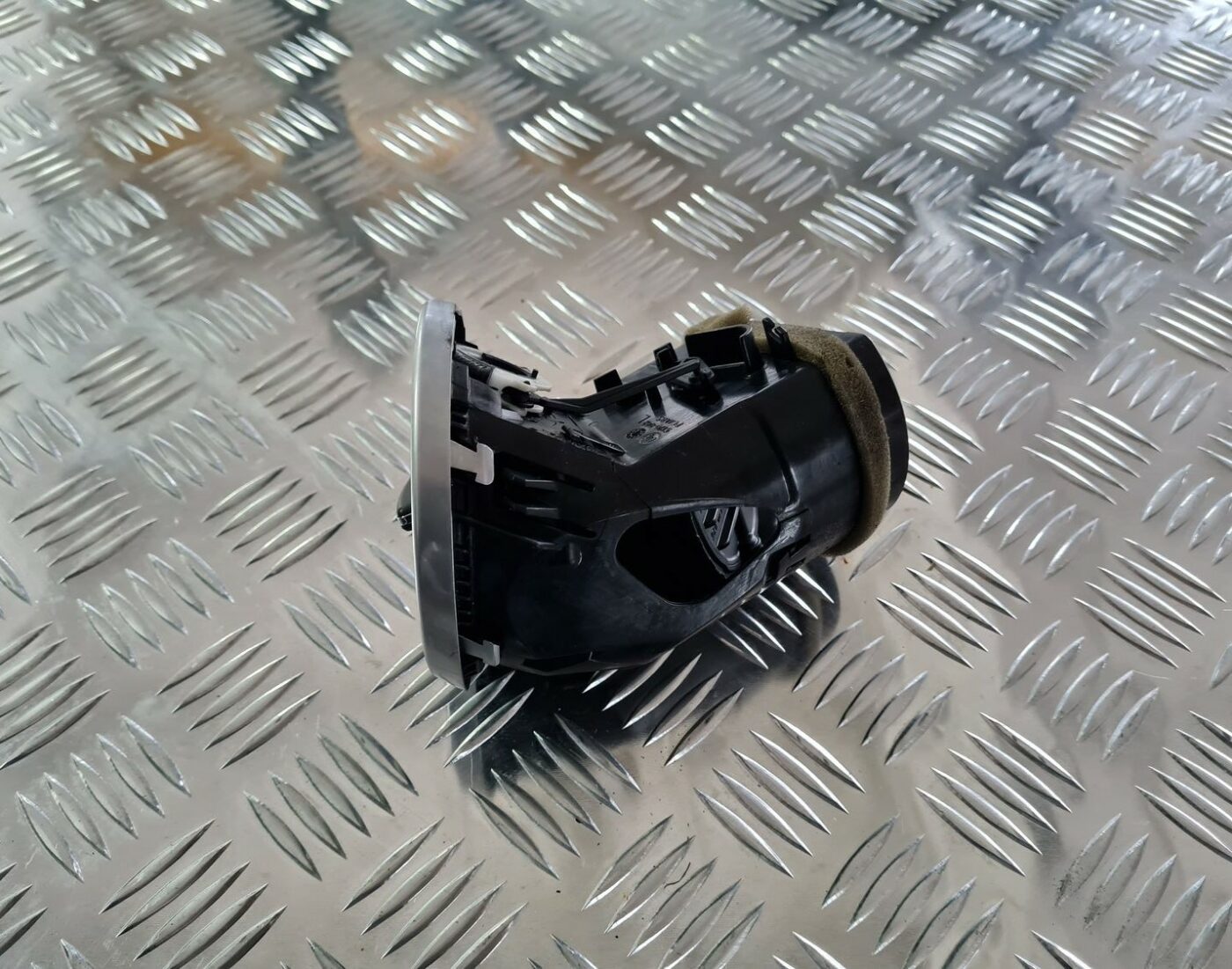 Mērinstrumentu paneļa gaisa vads, centrā priekš MERCEDES BENZ ML320 2006 SILVER 2 Mērinstrumentu paneļa gaisa vads, centrā priekš MERCEDES BENZ ML320 2006 SILVER