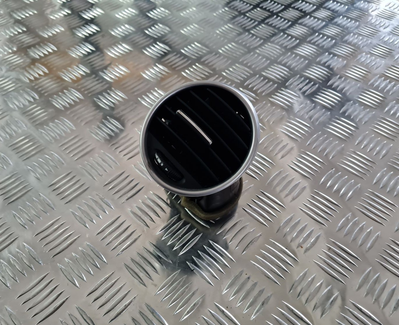 Mērinstrumentu paneļa gaisa vads, centrā priekš MERCEDES BENZ ML320 2006 SILVER 3 Mērinstrumentu paneļa gaisa vads, centrā priekš MERCEDES BENZ ML320 2006 SILVER