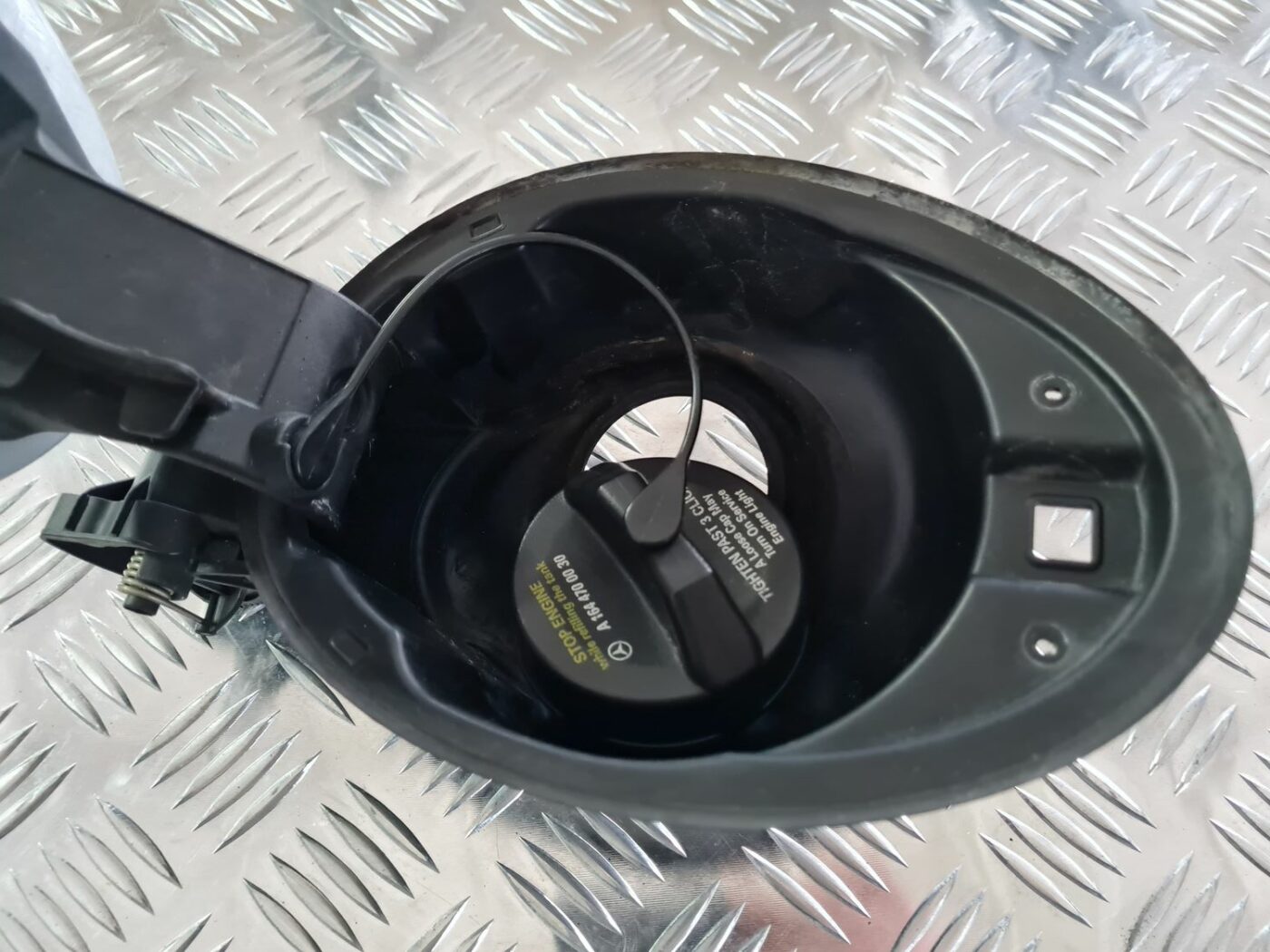 Degvielas tvertnes vāks priekš MERCEDES BENZ ML320 2006 SILVER