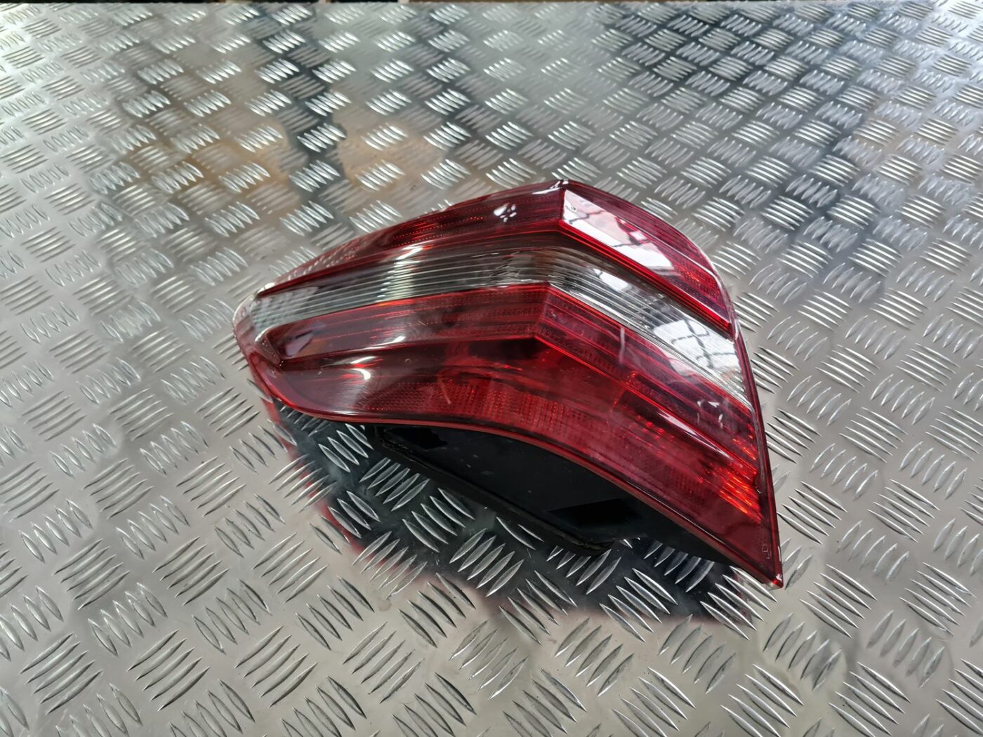 Aizmugurējais kreisais lukturis priekš MERCEDES BENZ ML320 2006 SILVER