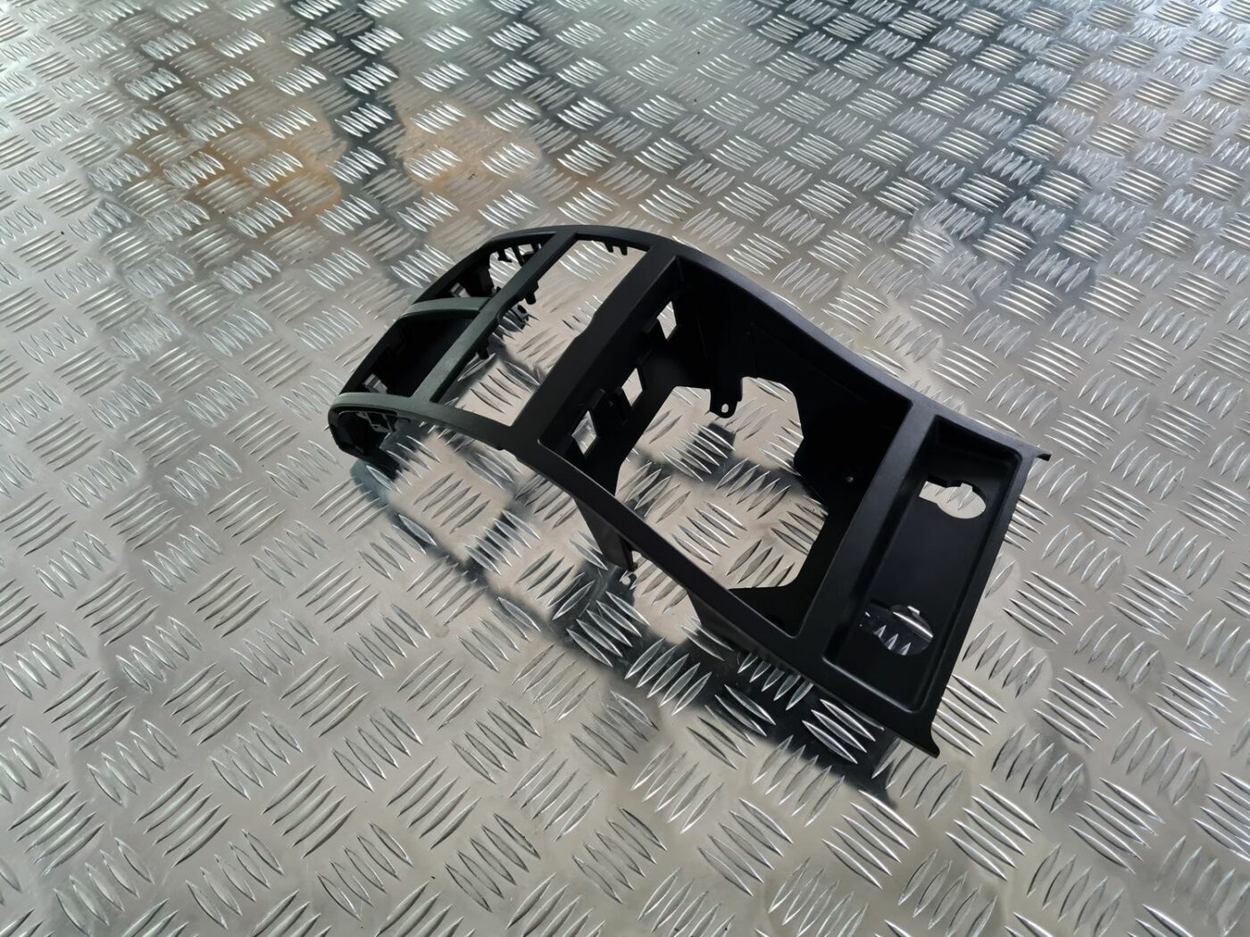 Centrālās konsoles (apdares) aizmugurēja daļa priekš MERCEDES BENZ ML320 2006 SILVER 1 Centrālās konsoles (apdares) aizmugurēja daļa priekš MERCEDES BENZ ML320 2006 SILVER