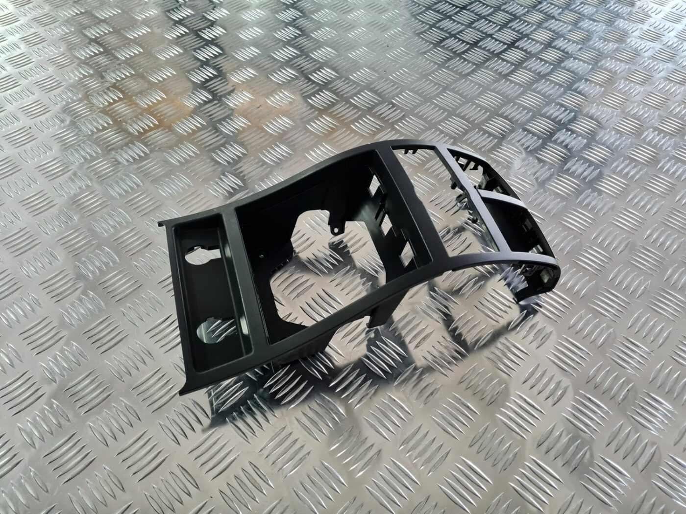 Centrālās konsoles (apdares) aizmugurēja daļa priekš MERCEDES BENZ ML320 2006 SILVER 2 Centrālās konsoles (apdares) aizmugurēja daļa priekš MERCEDES BENZ ML320 2006 SILVER