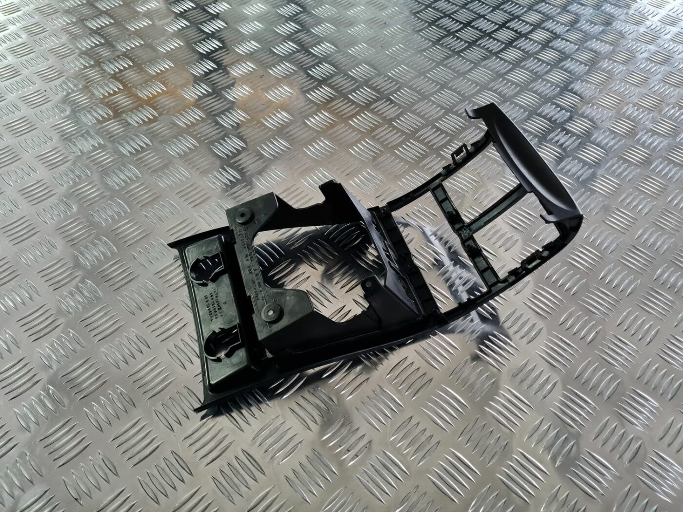 Centrālās konsoles (apdares) aizmugurēja daļa priekš MERCEDES BENZ ML320 2006 SILVER 5 Centrālās konsoles (apdares) aizmugurēja daļa priekš MERCEDES BENZ ML320 2006 SILVER