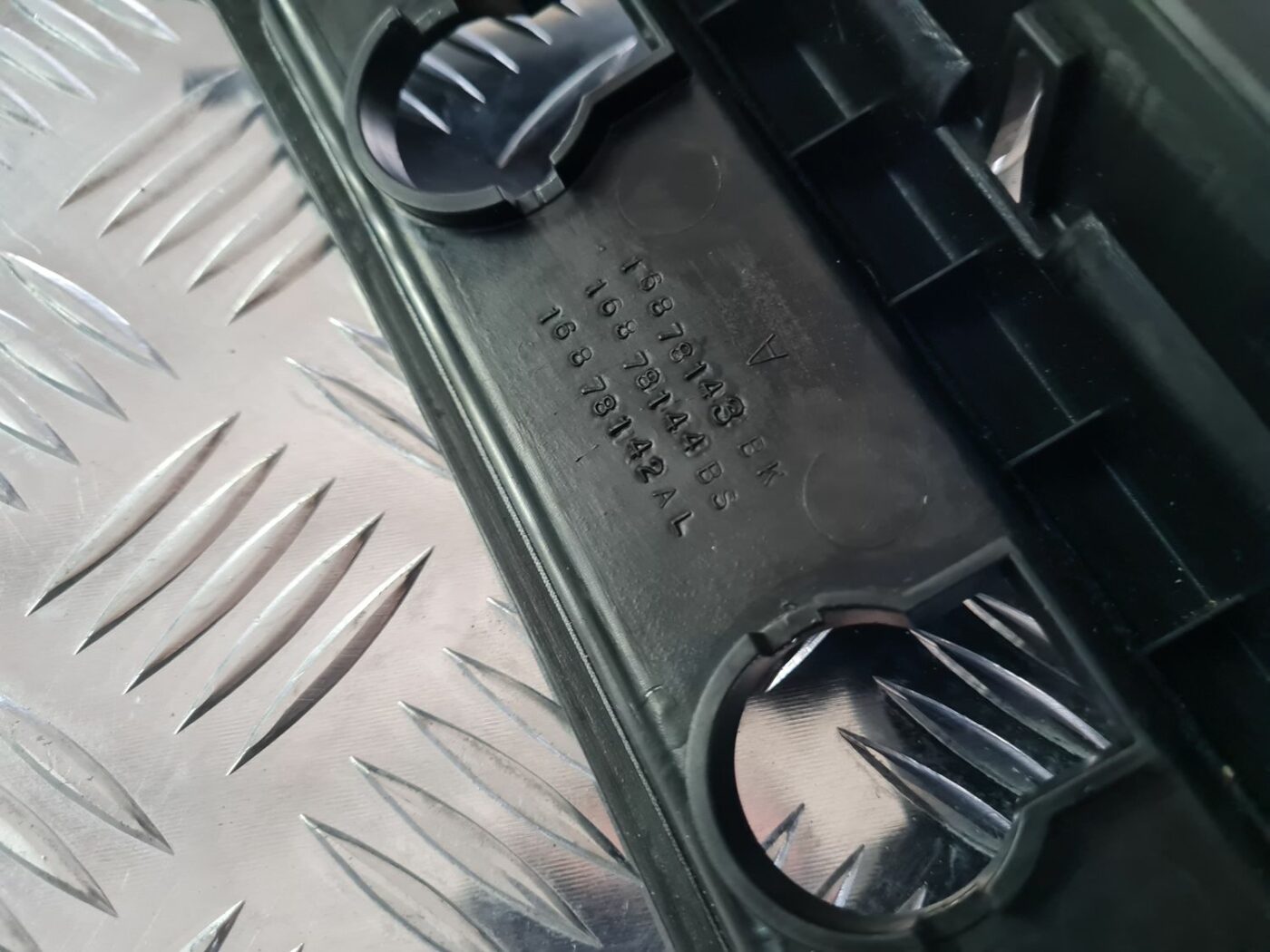 Centrālās konsoles (apdares) aizmugurēja daļa priekš MERCEDES BENZ ML320 2006 SILVER 4 Centrālās konsoles (apdares) aizmugurēja daļa priekš MERCEDES BENZ ML320 2006 SILVER