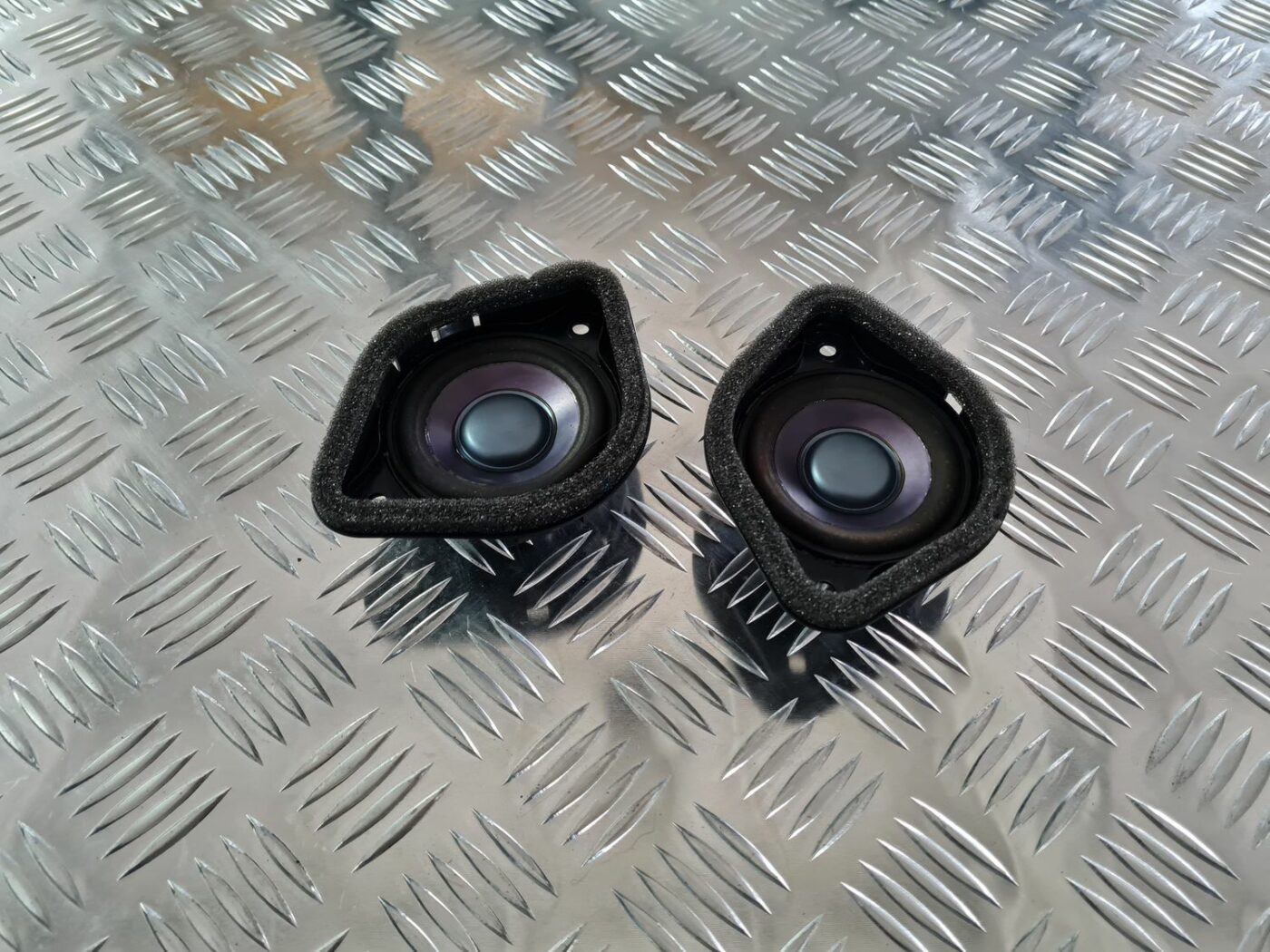 Durvju skaļrunis, augšā priekš MERCEDES BENZ ML320 2006 SILVER 1 Durvju skaļrunis, augšā priekš MERCEDES BENZ ML320 2006 SILVER