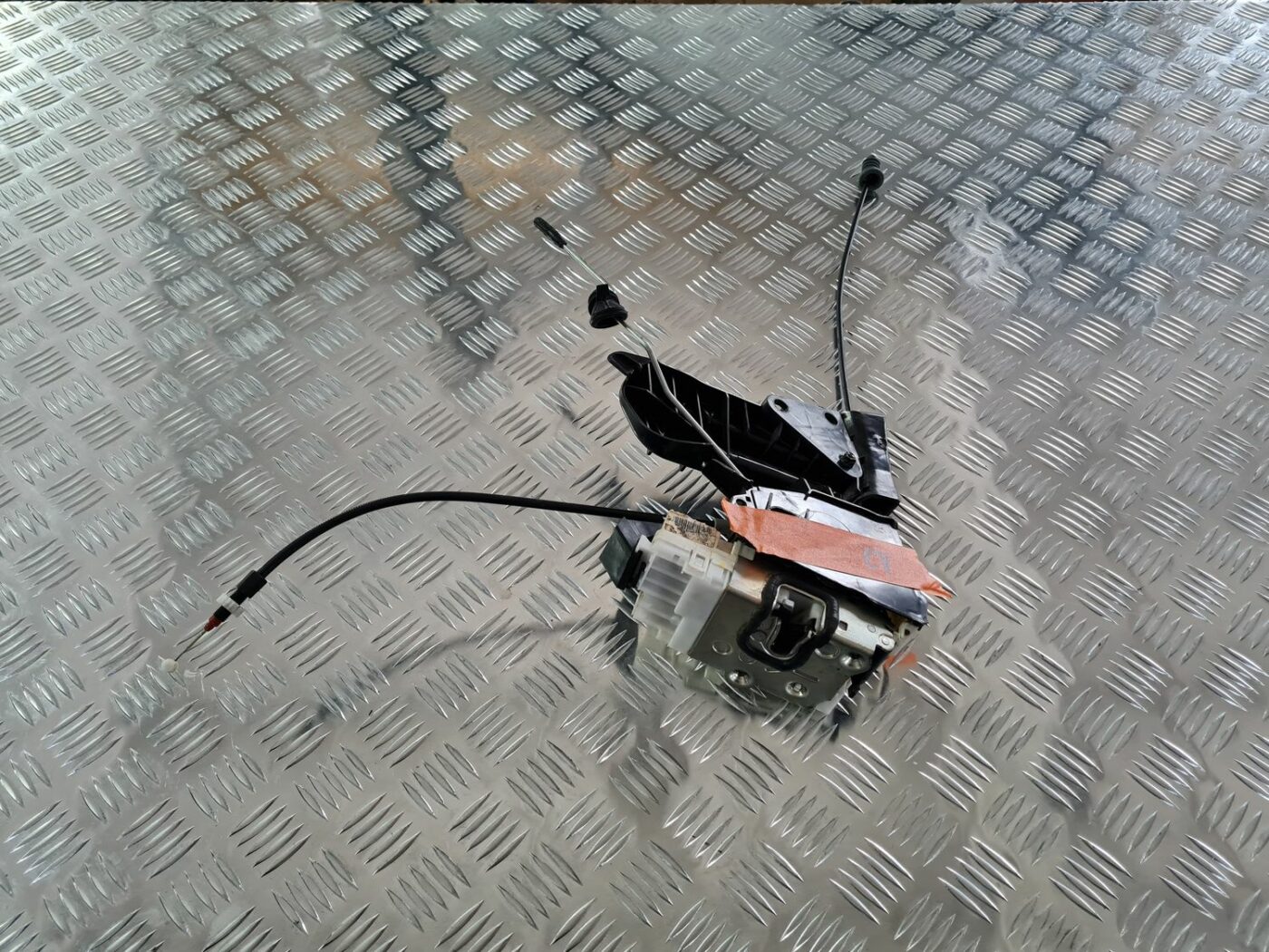 Aizmugurējo kreiso durvju slēdzene priekš MERCEDES BENZ ML320 2006 SILVER 1 Aizmugurējo kreiso durvju slēdzene priekš MERCEDES BENZ ML320 2006 SILVER