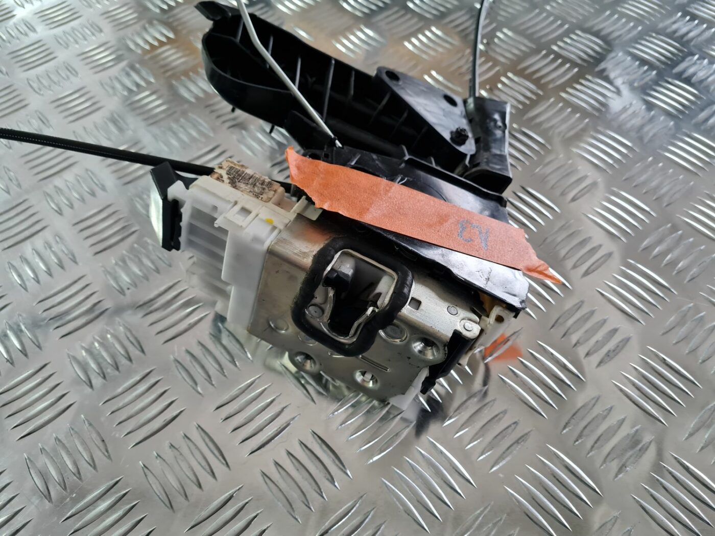 Aizmugurējo kreiso durvju slēdzene priekš MERCEDES BENZ ML320 2006 SILVER 2 Aizmugurējo kreiso durvju slēdzene priekš MERCEDES BENZ ML320 2006 SILVER