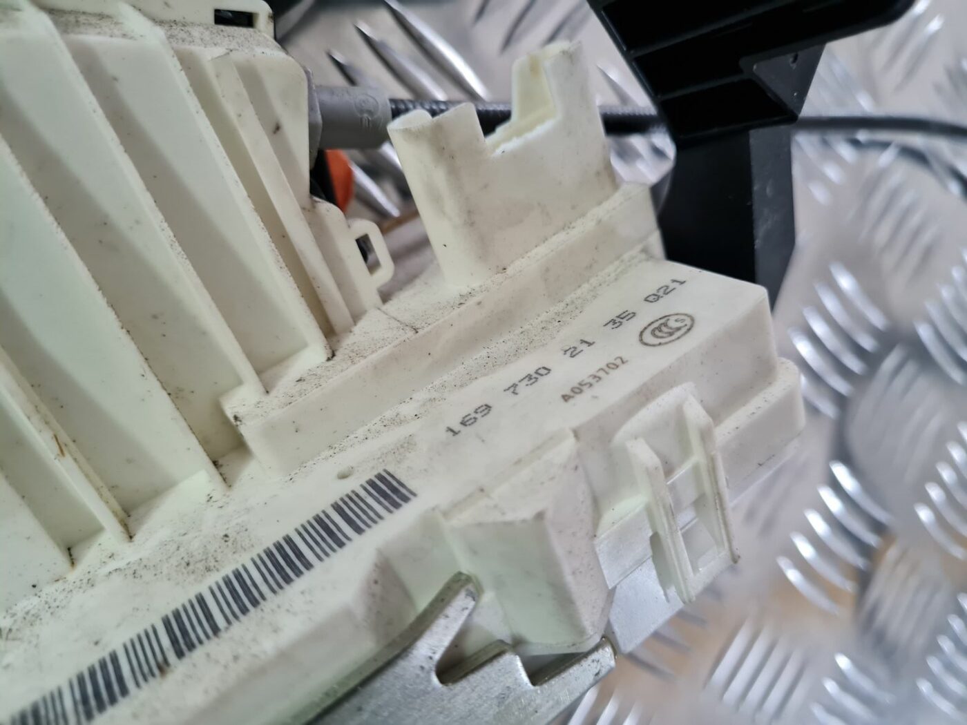 Aizmugurējo kreiso durvju slēdzene priekš MERCEDES BENZ ML320 2006 SILVER 4 Aizmugurējo kreiso durvju slēdzene priekš MERCEDES BENZ ML320 2006 SILVER