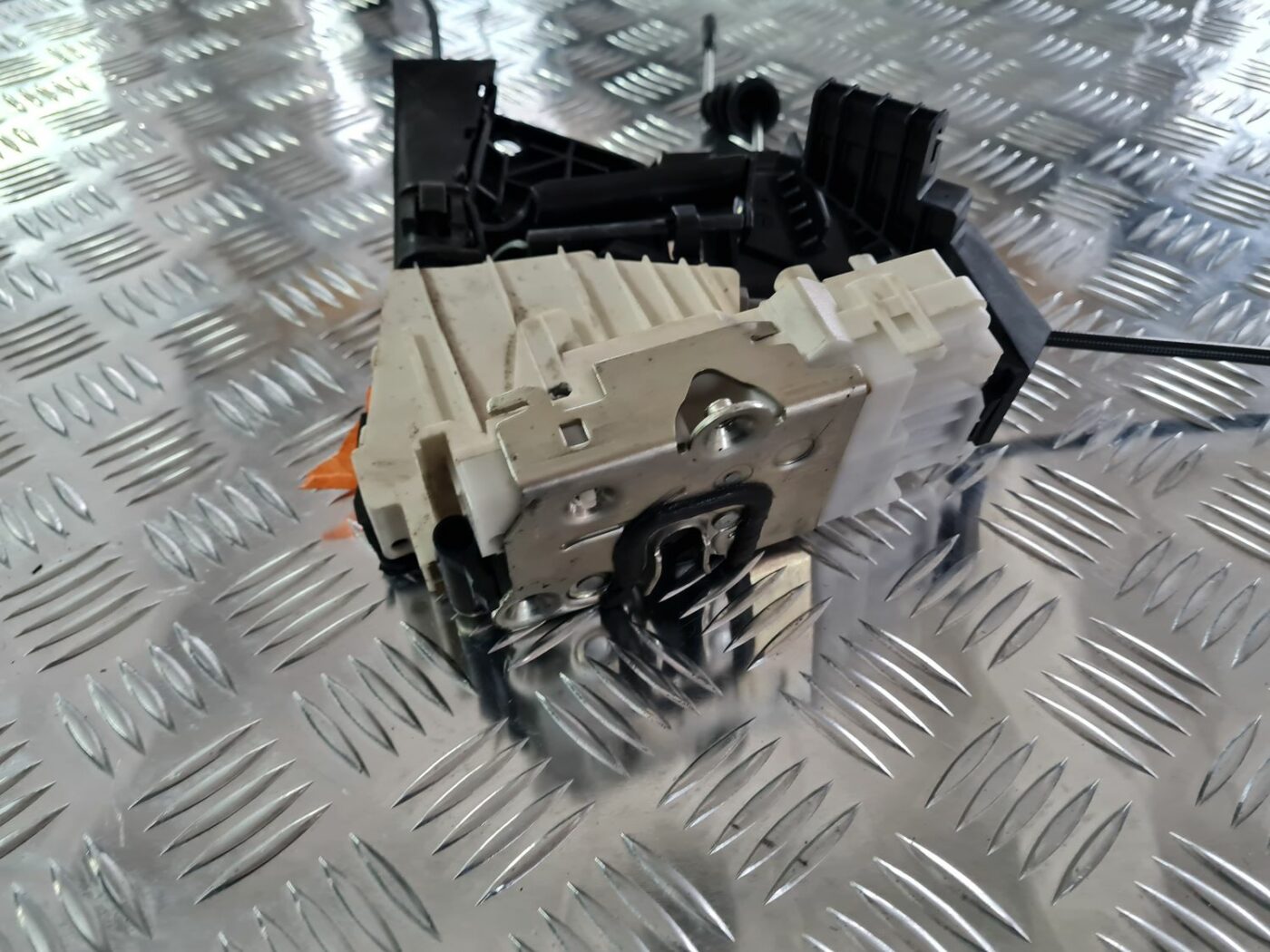 Aizmugurējo kreiso durvju slēdzene priekš MERCEDES BENZ ML320 2006 SILVER 3 Aizmugurējo kreiso durvju slēdzene priekš MERCEDES BENZ ML320 2006 SILVER