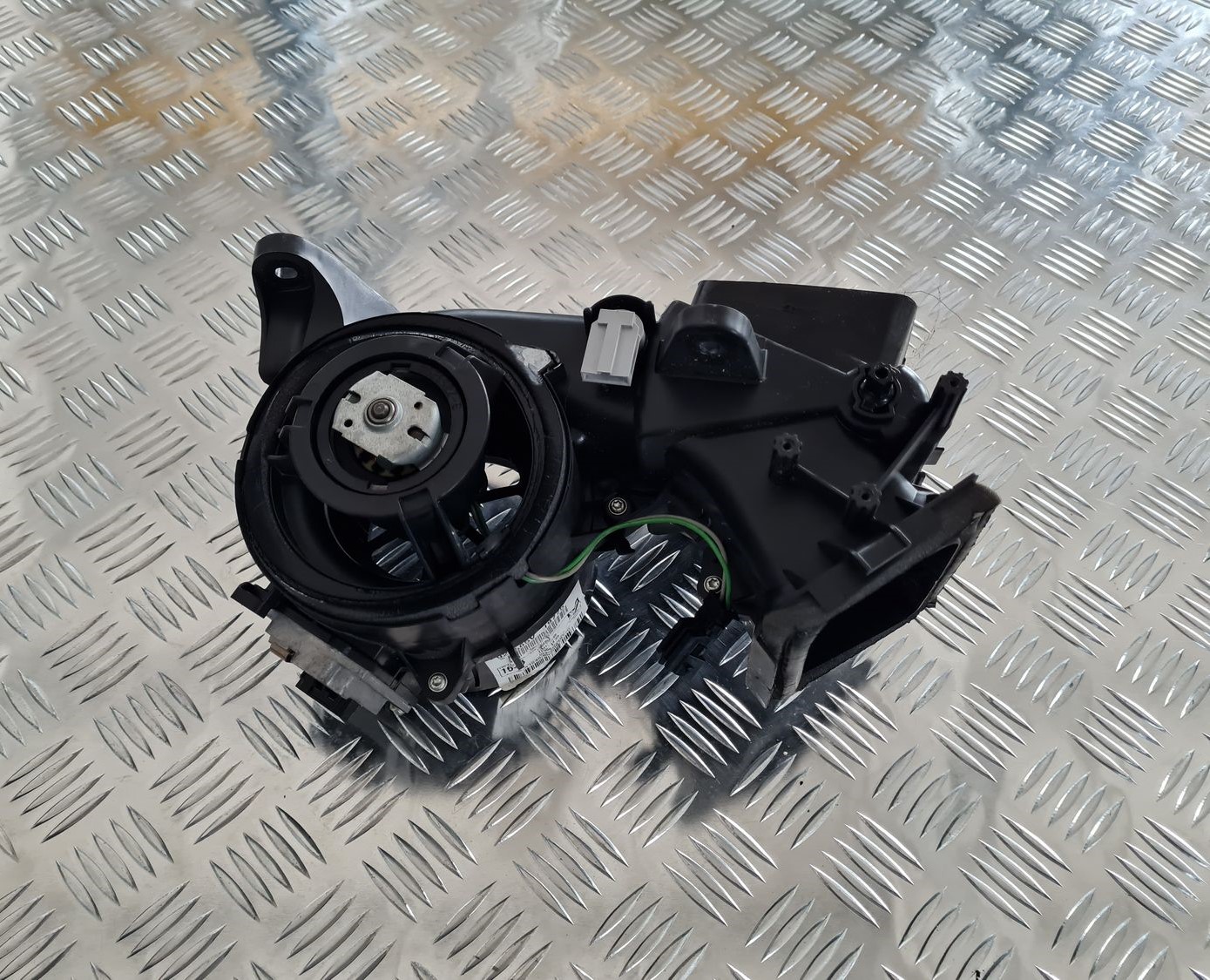 Salona ventilators priekš MERCEDES BENZ ML320 2006 SILVER 4 Salona ventilators priekš MERCEDES BENZ ML320 2006 SILVER