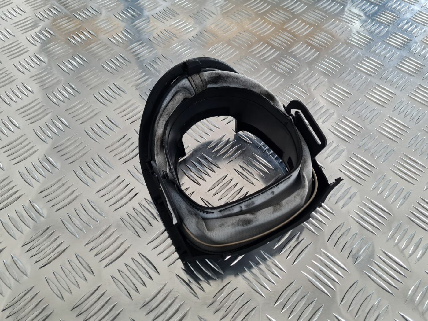 Stūres statnes putekļu aizsargs (salonā) priekš MERCEDES BENZ ML320 2006 SILVER 4 Stūres statnes putekļu aizsargs (salonā) priekš MERCEDES BENZ ML320 2006 SILVER