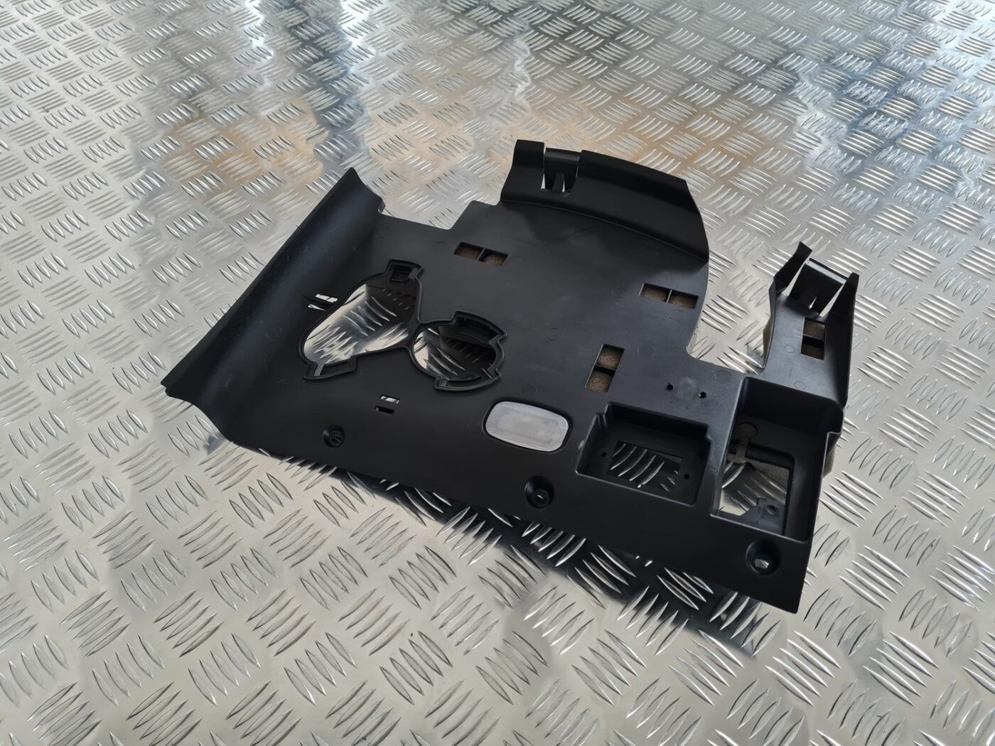 Mērinstrumentu paneļa apakšēja apdare priekš MERCEDES BENZ ML320 2006 SILVER 1 Mērinstrumentu paneļa apakšēja apdare priekš MERCEDES BENZ ML320 2006 SILVER