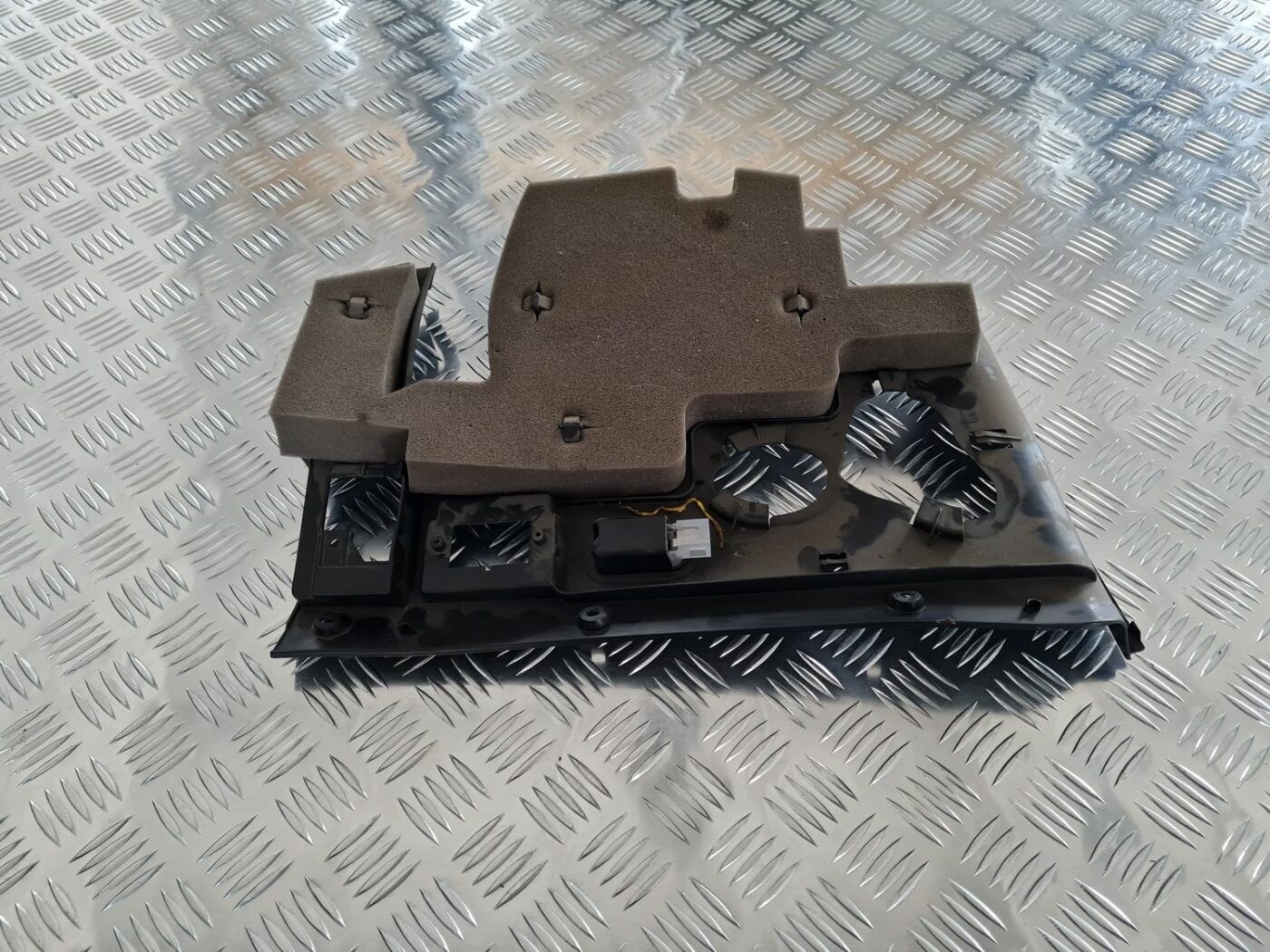 Mērinstrumentu paneļa apakšēja apdare priekš MERCEDES BENZ ML320 2006 SILVER 2 Mērinstrumentu paneļa apakšēja apdare priekš MERCEDES BENZ ML320 2006 SILVER