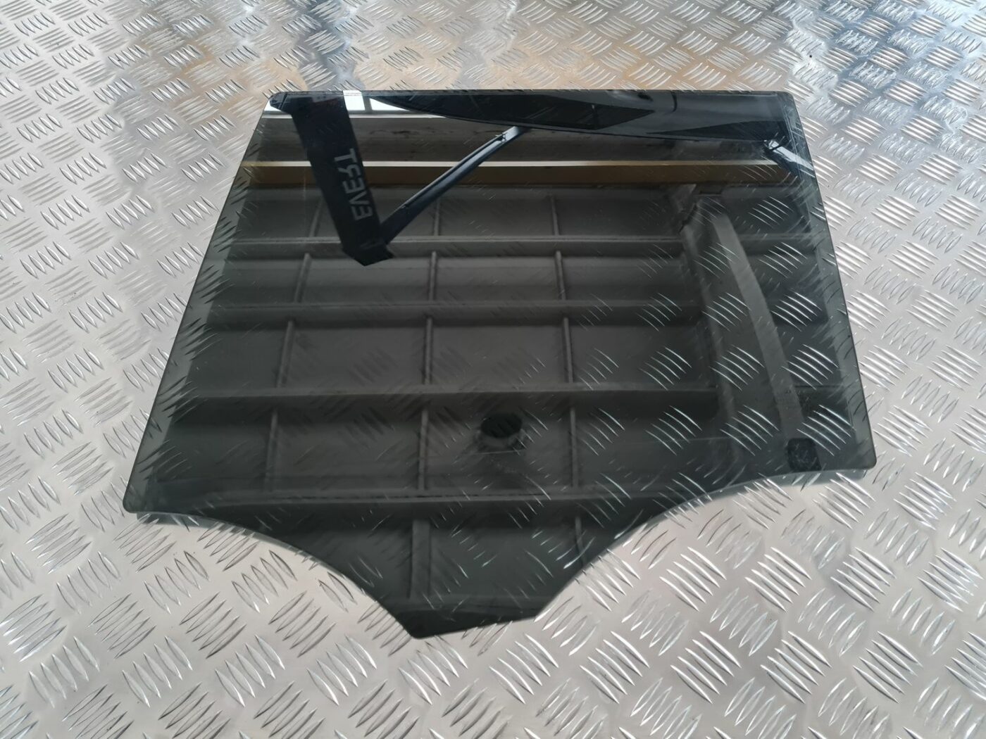 Aizmugurējo kreiso durvju stikls priekš MERCEDES BENZ ML320 2006 SILVER 1 Aizmugurējo kreiso durvju stikls priekš MERCEDES BENZ ML320 2006 SILVER