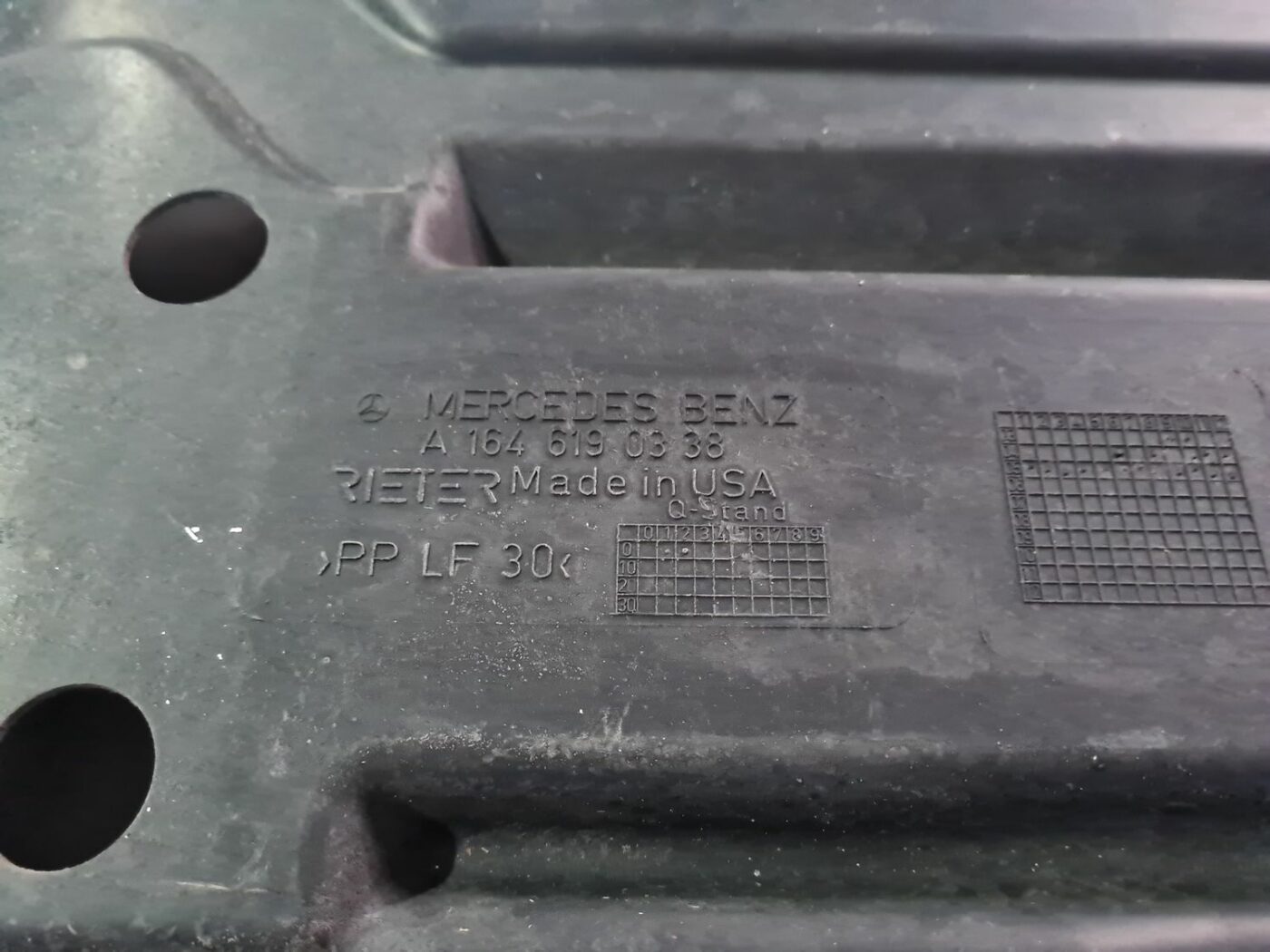 Virsbūves apakšējais aizsargs priekš MERCEDES BENZ ML320 2006 SILVER