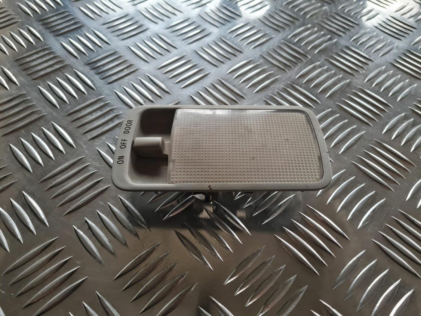 Aizmugurējo sēdvietu apgaismojums priekš TOYOTA COROLLA VERSO 2003