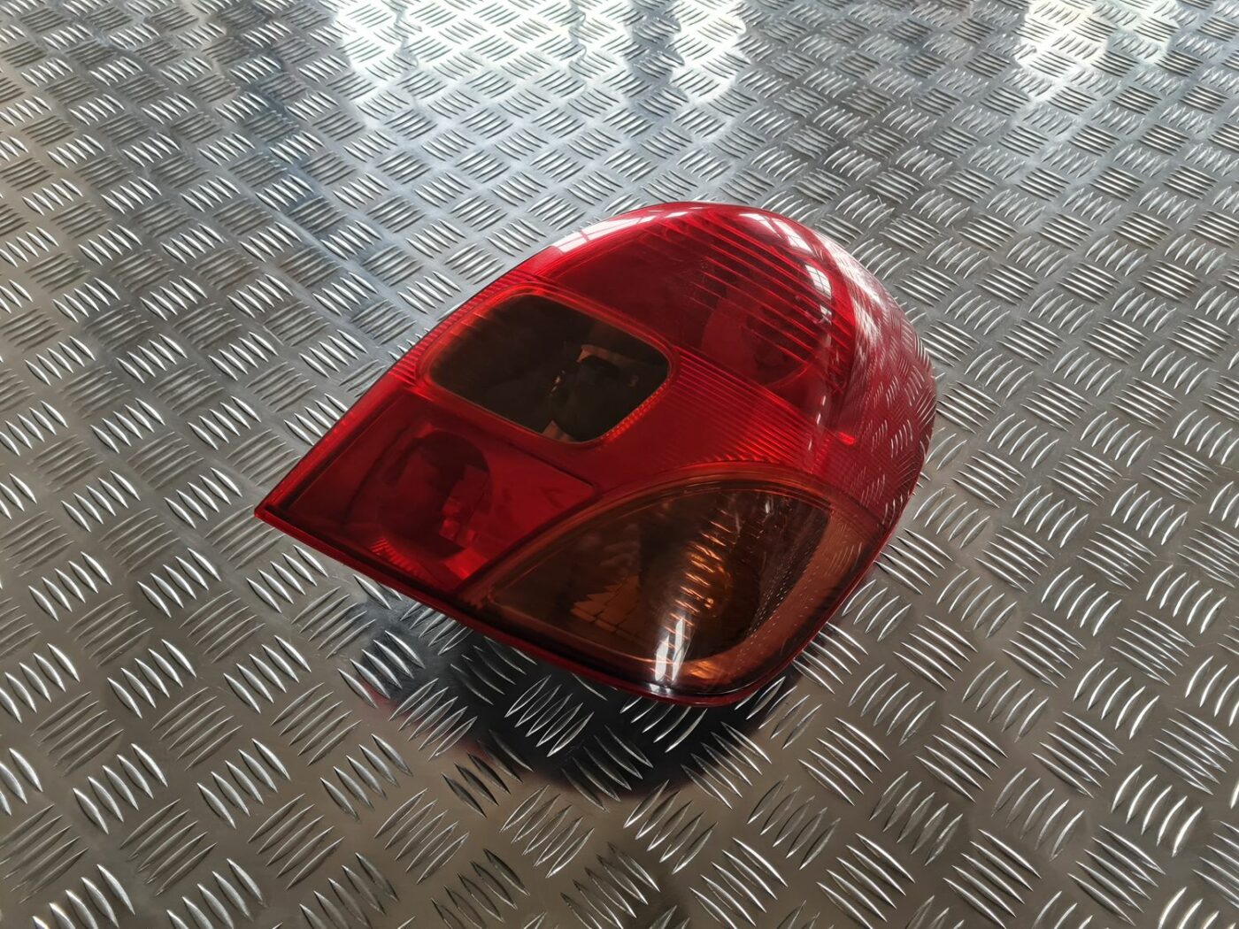 Aizmugurējais labais lukturis priekš TOYOTA COROLLA VERSO 2003 1 Aizmugurējais labais lukturis priekš TOYOTA COROLLA VERSO 2003