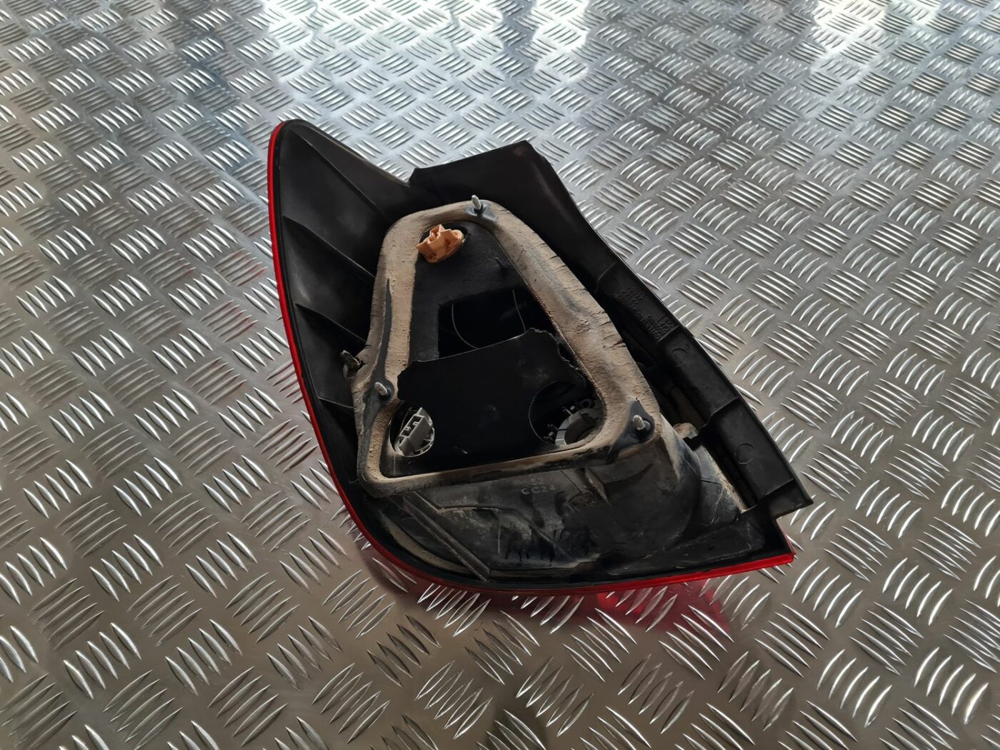 Aizmugurējais labais lukturis priekš TOYOTA COROLLA VERSO 2003 2 Aizmugurējais labais lukturis priekš TOYOTA COROLLA VERSO 2003