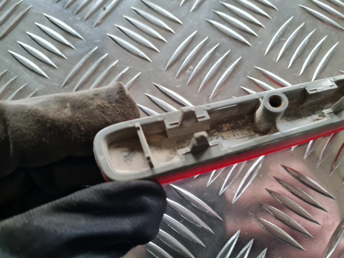 Aizmugurējais atstarotājs priekš TOYOTA COROLLA VERSO 2003