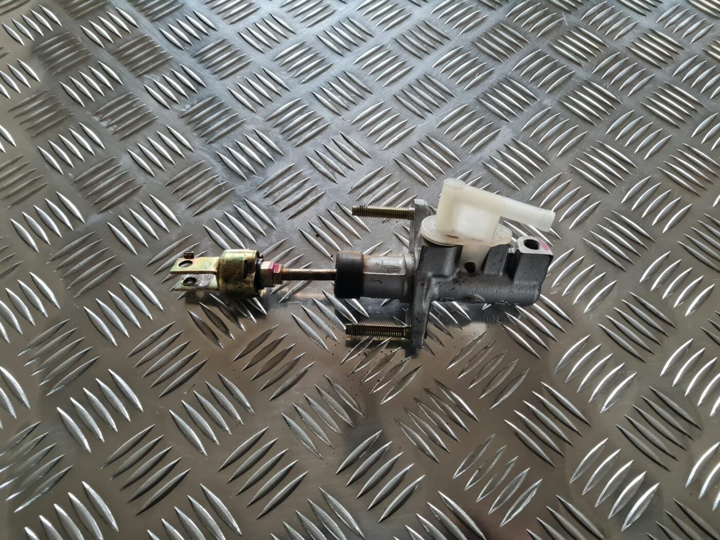 Sajūga galvenais cilindrs priekš TOYOTA COROLLA VERSO 2003 1 Sajūga galvenais cilindrs priekš TOYOTA COROLLA VERSO 2003