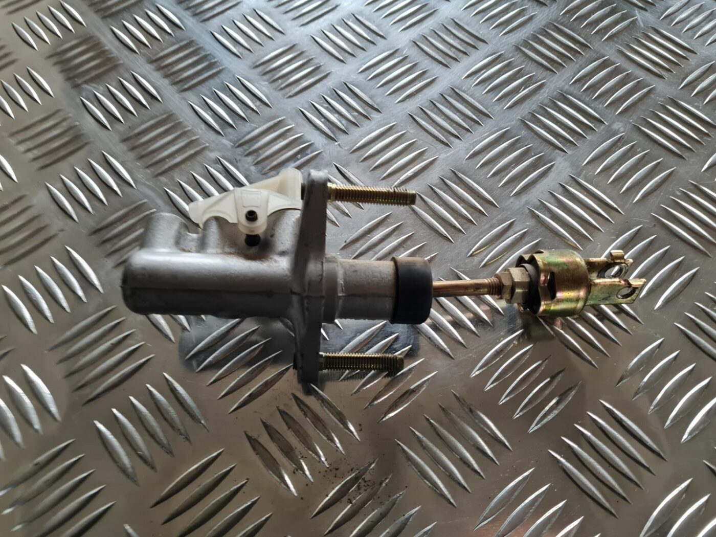 Sajūga galvenais cilindrs priekš TOYOTA COROLLA VERSO 2003 2 Sajūga galvenais cilindrs priekš TOYOTA COROLLA VERSO 2003