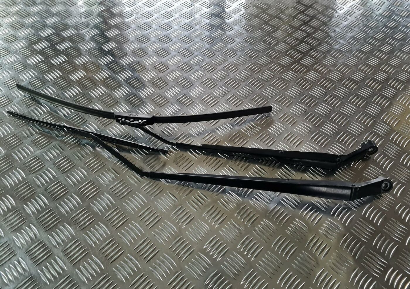 Vējstikla slotu turētāju komplekts priekš TOYOTA COROLLA VERSO 2003 1 Vējstikla slotu turētāju komplekts priekš TOYOTA COROLLA VERSO 2003