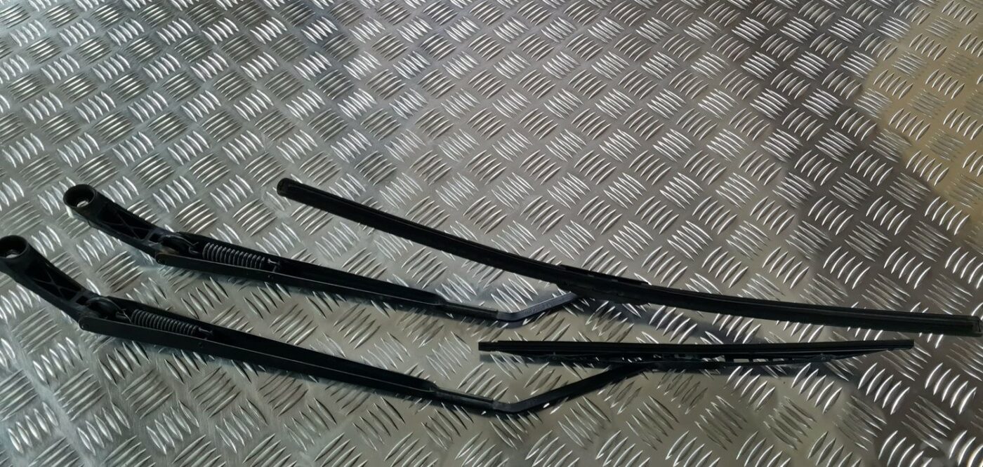 Vējstikla slotu turētāju komplekts priekš TOYOTA COROLLA VERSO 2003 2 Vējstikla slotu turētāju komplekts priekš TOYOTA COROLLA VERSO 2003