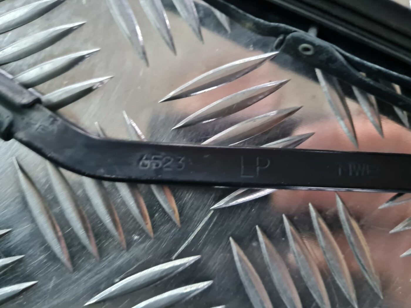 Vējstikla slotu turētāju komplekts priekš TOYOTA COROLLA VERSO 2003 3 Vējstikla slotu turētāju komplekts priekš TOYOTA COROLLA VERSO 2003