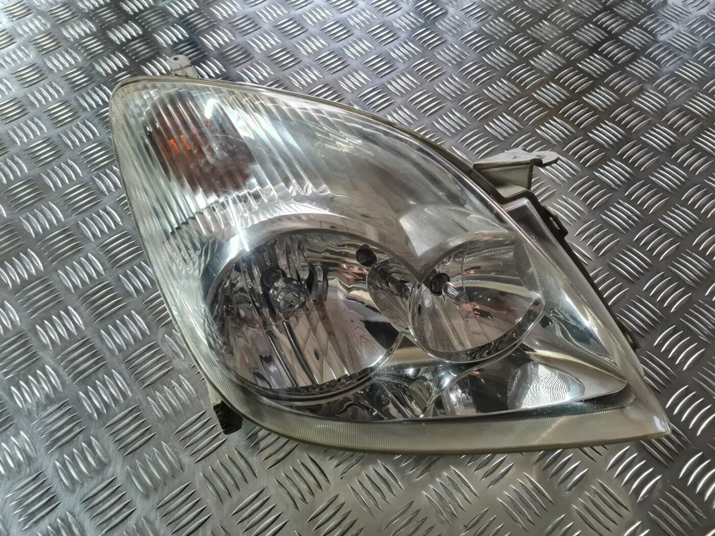 Priekšējais labais lukturis priekš TOYOTA COROLLA VERSO 2003